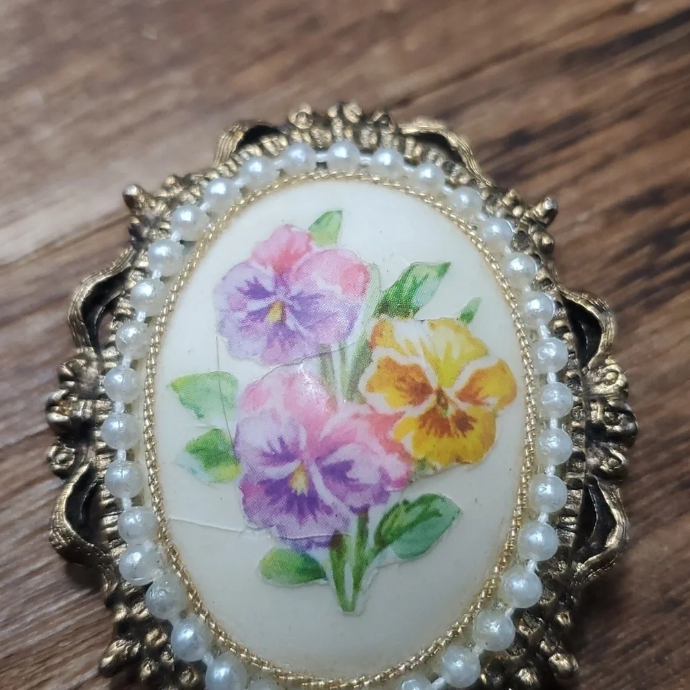B809‎ stunning floral keepsake heirloom flower cameo brooch